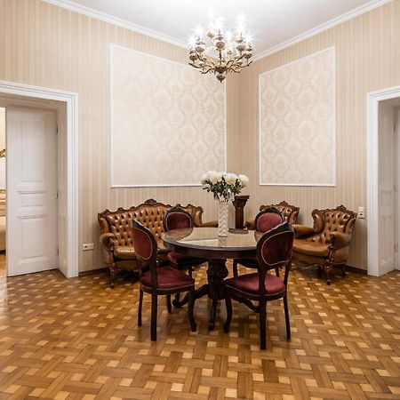 3 Bedrooms Royal Italian Style In An Austrian Building, Parking, Balcony Lviv Dış mekan fotoğraf