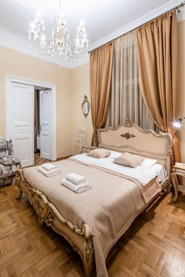 3 Bedrooms Royal Italian Style In An Austrian Building, Parking, Balcony Lviv Dış mekan fotoğraf