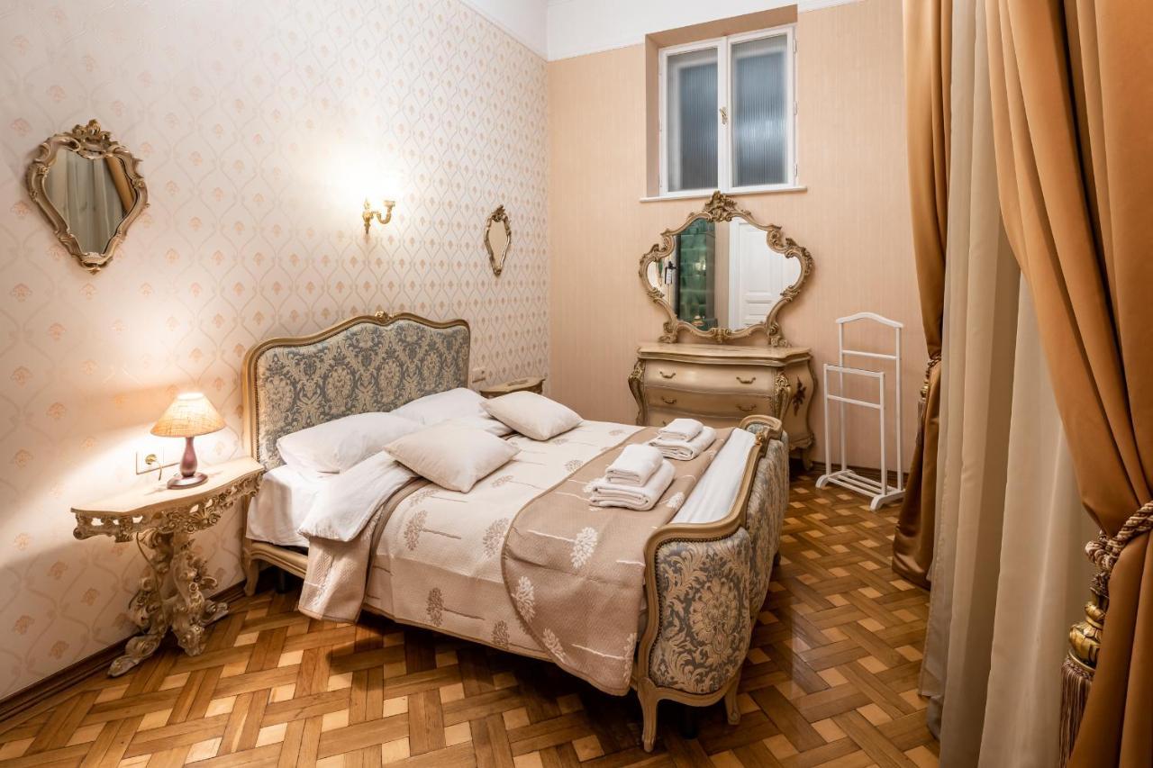 3 Bedrooms Royal Italian Style In An Austrian Building, Parking, Balcony Lviv Dış mekan fotoğraf