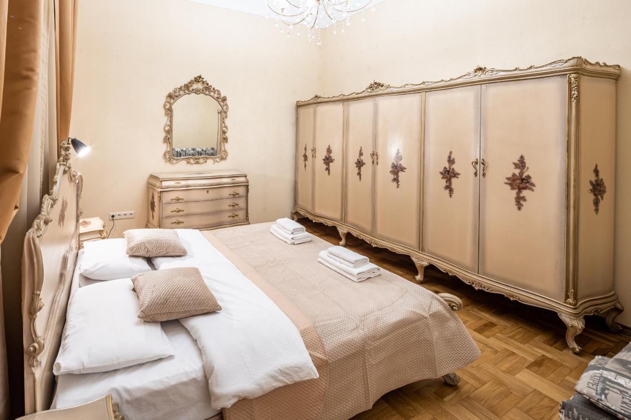 3 Bedrooms Royal Italian Style In An Austrian Building, Parking, Balcony Lviv Dış mekan fotoğraf
