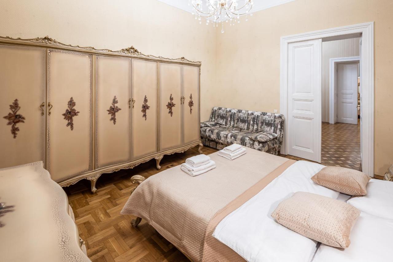 3 Bedrooms Royal Italian Style In An Austrian Building, Parking, Balcony Lviv Dış mekan fotoğraf