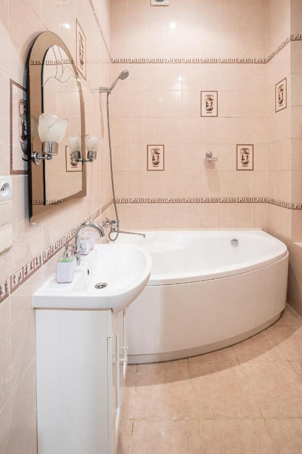 3 Bedrooms Royal Italian Style In An Austrian Building, Parking, Balcony Lviv Dış mekan fotoğraf