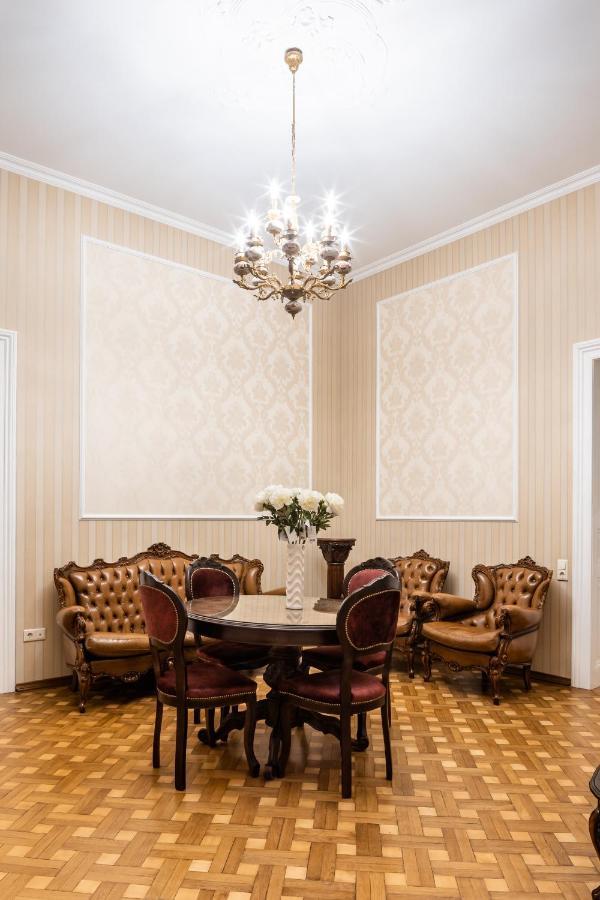 3 Bedrooms Royal Italian Style In An Austrian Building, Parking, Balcony Lviv Dış mekan fotoğraf