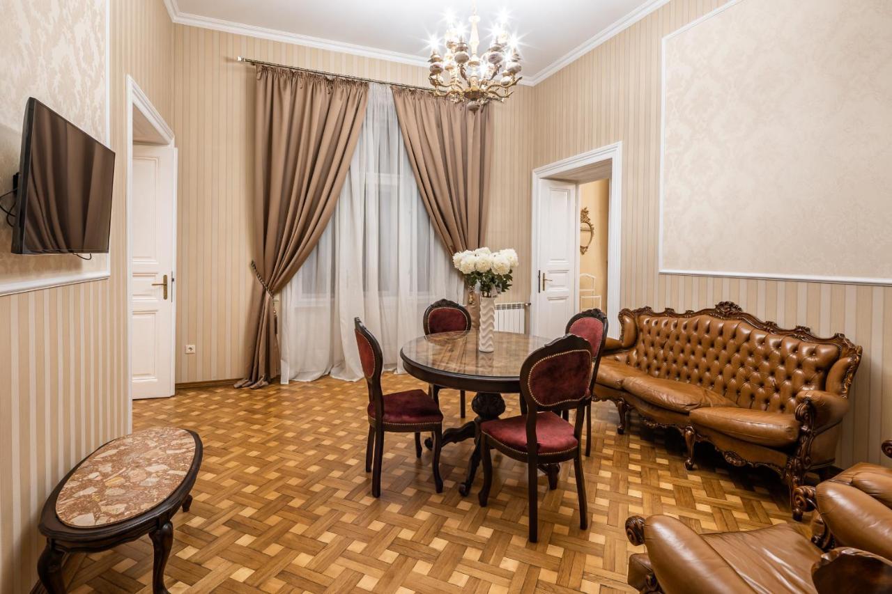 3 Bedrooms Royal Italian Style In An Austrian Building, Parking, Balcony Lviv Dış mekan fotoğraf